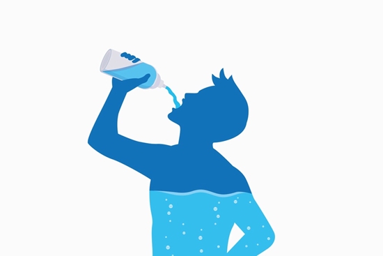 ضرورت نوشیدن آب کافی برای سلامتی بدن و چشم ها 